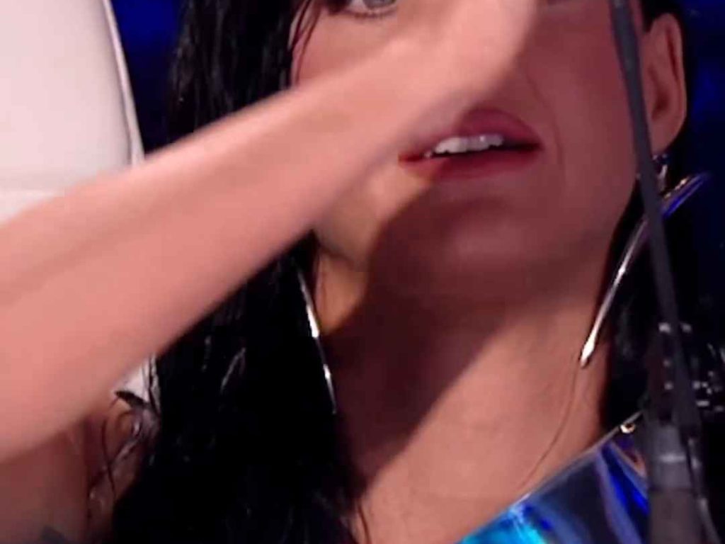 Katy Perry rischia di rimanere poppe al vento in diretta tv ma lei ci ride su