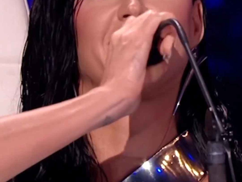 Katy Perry rischia di rimanere poppe al vento in diretta tv ma lei ci ride su