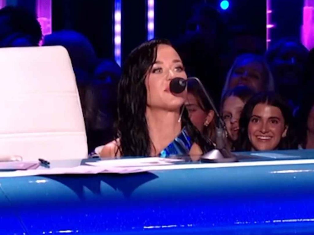 Katy Perry rischia di rimanere poppe al vento in diretta tv ma lei ci ride su