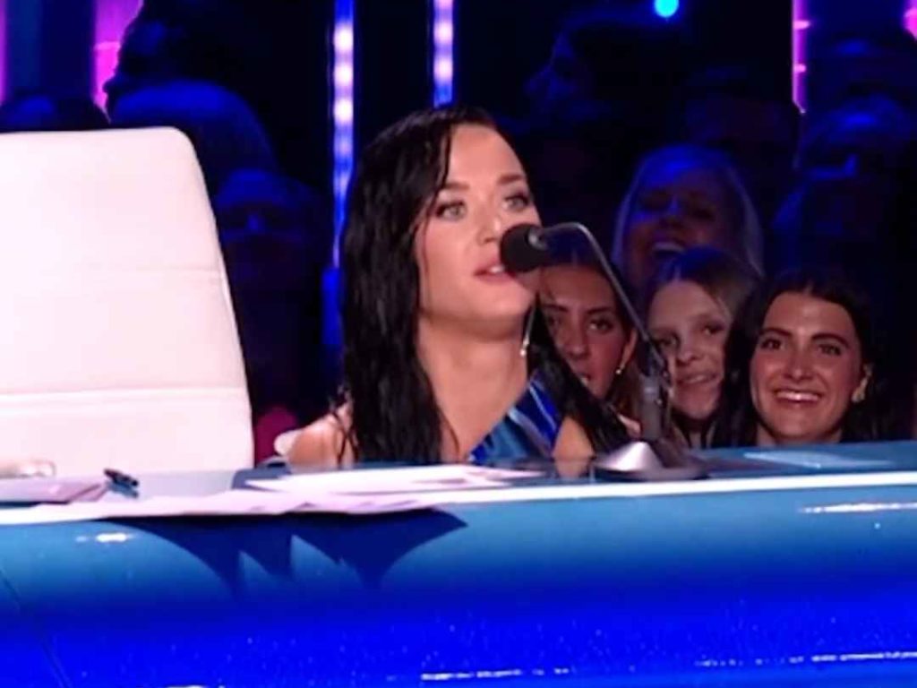 Katy Perry rischia di rimanere poppe al vento in diretta tv ma lei ci ride su