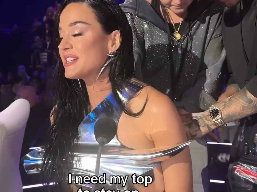 Katy Perry rischia di rimanere poppe al vento in diretta tv ma lei ci ride su