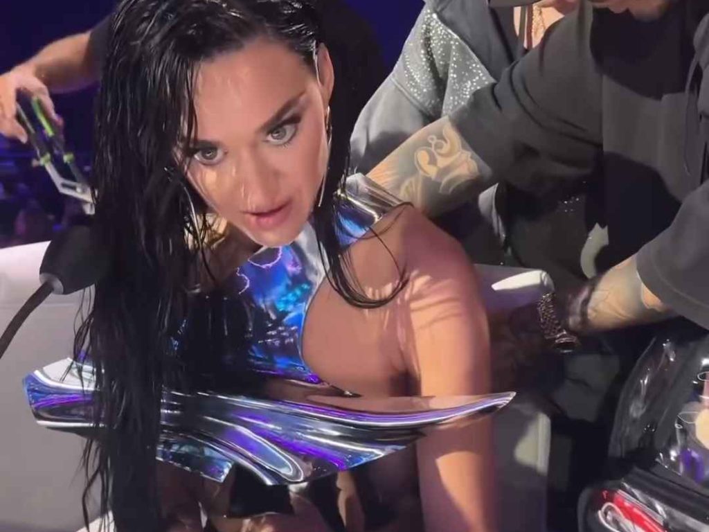 Katy Perry rischia di rimanere poppe al vento in diretta tv ma lei ci ride su