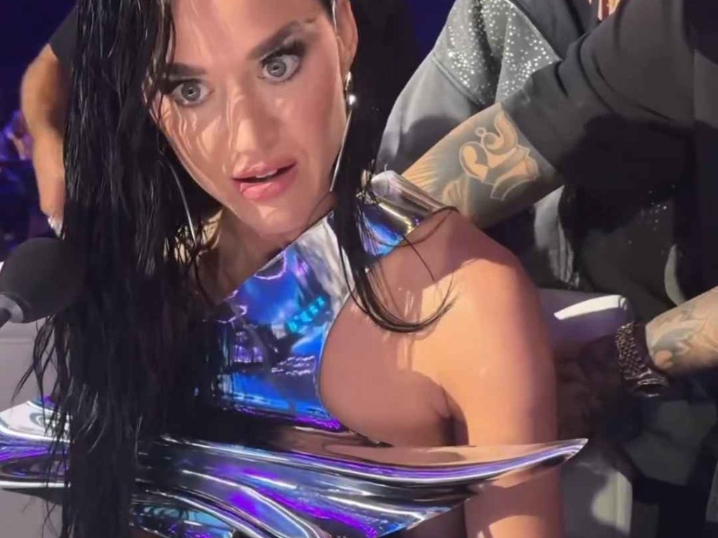 Katy Perry rischia di rimanere poppe al vento in diretta tv ma lei ci ride su