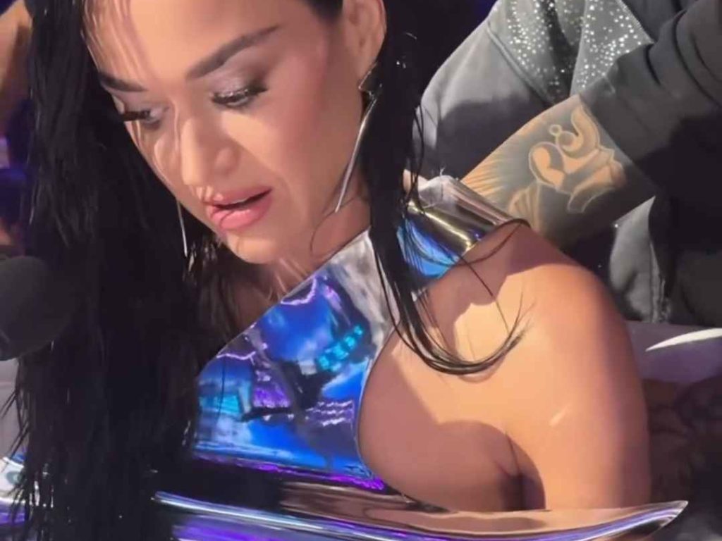 Katy Perry rischia di rimanere poppe al vento in diretta tv ma lei ci ride su