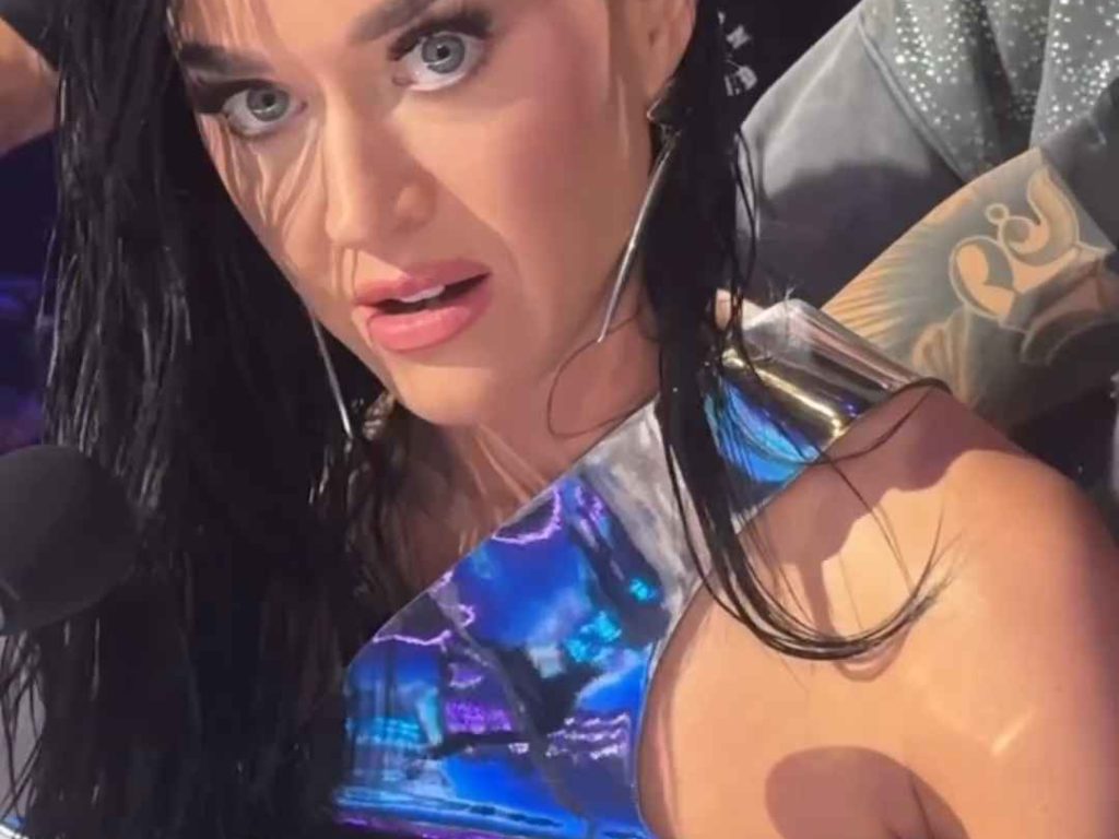 Katy Perry rischia di rimanere poppe al vento in diretta tv ma lei ci ride su