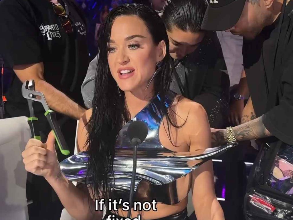 Katy Perry rischia di rimanere poppe al vento in diretta tv ma lei ci ride su