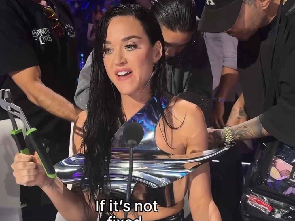 Katy Perry rischia di rimanere poppe al vento in diretta tv ma lei ci ride su