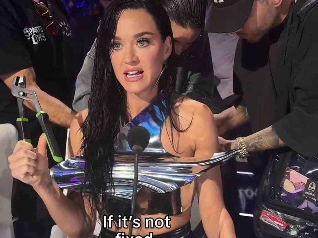 Katy Perry rischia di rimanere poppe al vento in diretta tv ma lei ci ride su