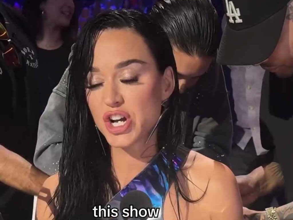 Katy Perry rischia di rimanere poppe al vento in diretta tv ma lei ci ride su