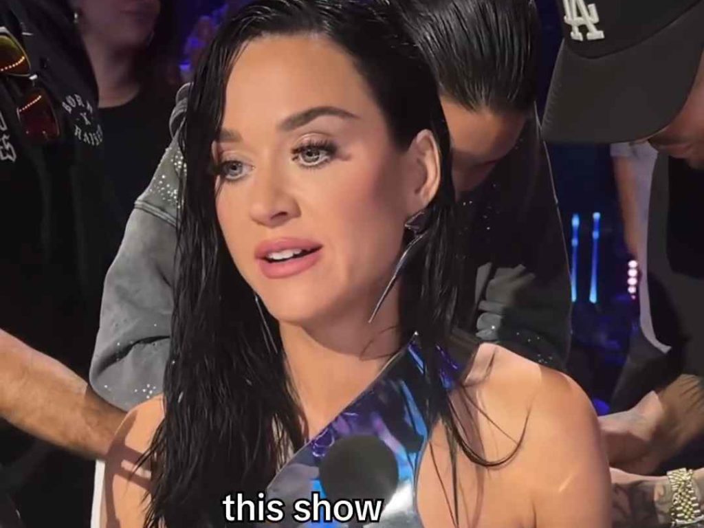 Katy Perry rischia di rimanere poppe al vento in diretta tv ma lei ci ride su