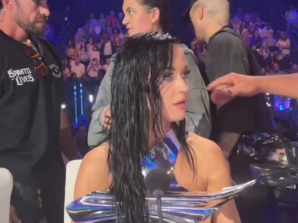 Katy Perry rischia di rimanere poppe al vento in diretta tv ma lei ci ride su