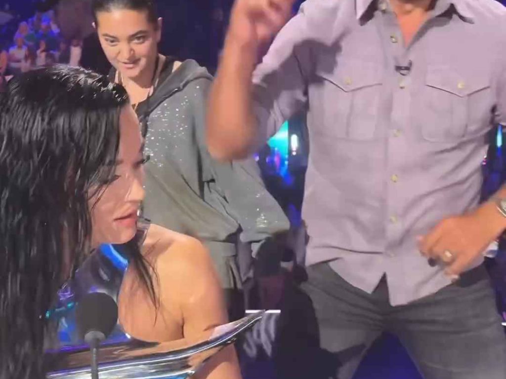 Katy Perry rischia di rimanere poppe al vento in diretta tv ma lei ci ride su