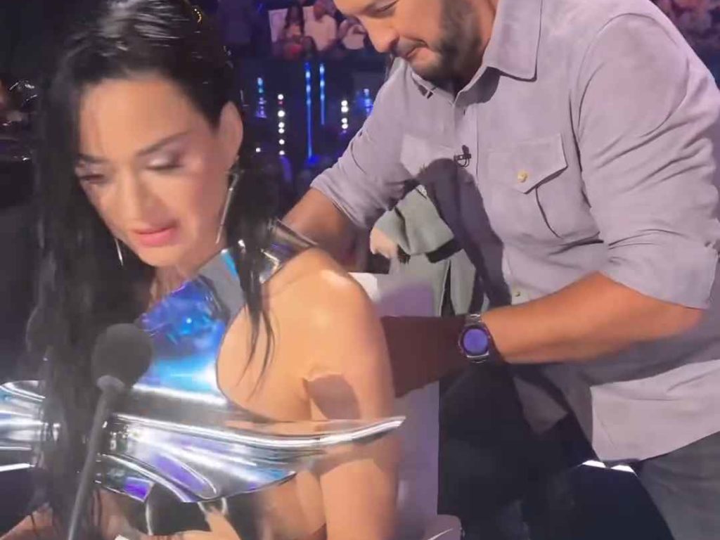 Katy Perry rischia di rimanere poppe al vento in diretta tv ma lei ci ride su