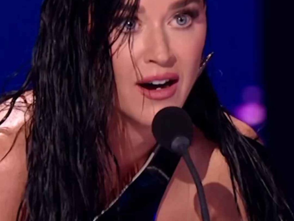 Katy Perry rischia di rimanere poppe al vento in diretta tv ma lei ci ride su