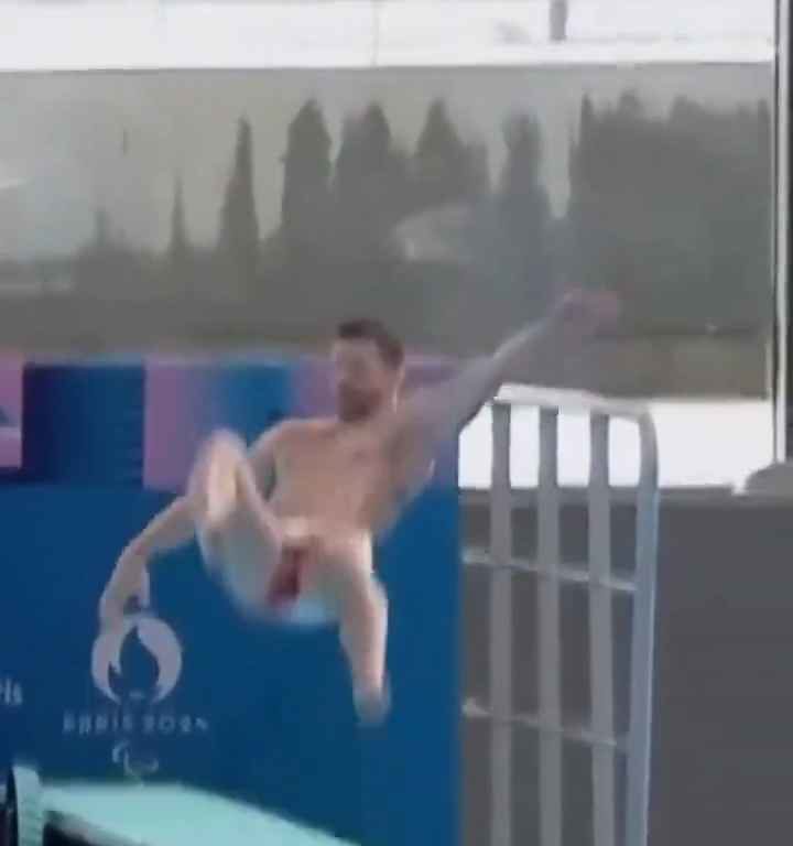 La disastrosa esibizione del tuffatore olimpionico davanti a Macron: video imbarazzante