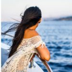 Er lässt Kinder im Alter von 8 und 6 Jahren zu Hause und macht eine Kreuzfahrt. Ich habe sie per Webcam beobachtet