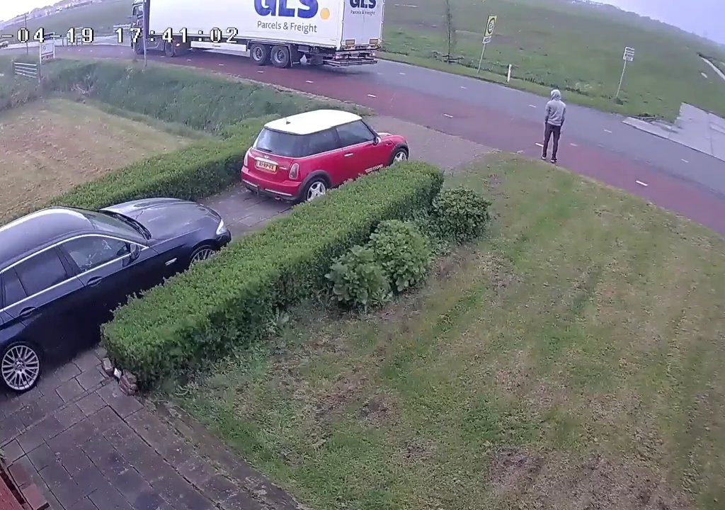 Die peinliche Umkehrung eines Lastwagens, der Fahrer gibt auf: Das Manöver wird von einem Passanten durchgeführt