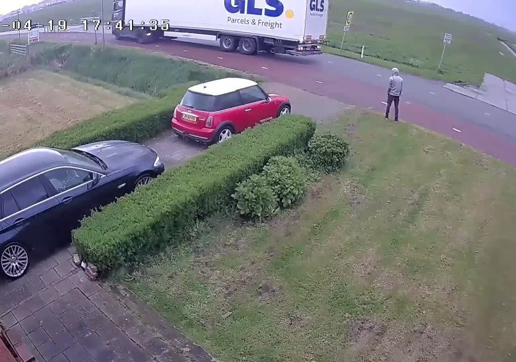 Die peinliche Umkehrung eines Lastwagens, der Fahrer gibt auf: Das Manöver wird von einem Passanten durchgeführt