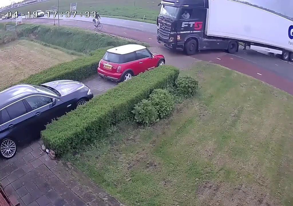 Die peinliche Umkehrung eines Lastwagens, der Fahrer gibt auf: Das Manöver wird von einem Passanten durchgeführt