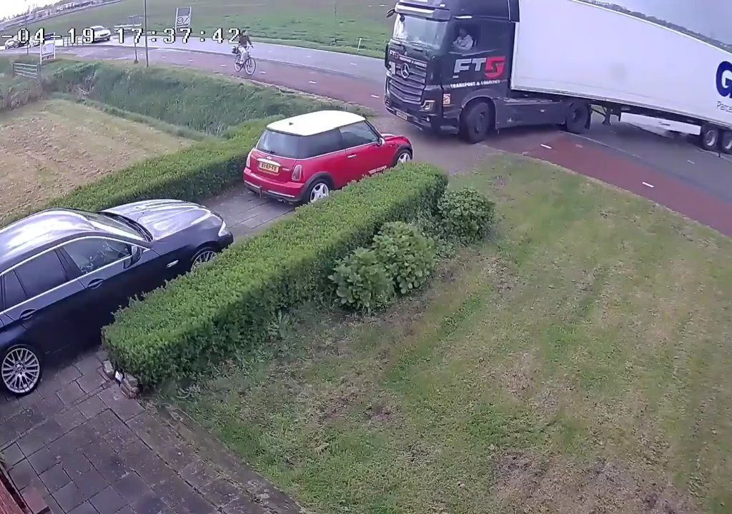 Die peinliche Umkehrung eines Lastwagens, der Fahrer gibt auf: Das Manöver wird von einem Passanten durchgeführt