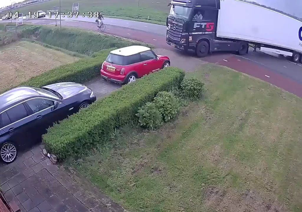 Die peinliche Umkehrung eines Lastwagens, der Fahrer gibt auf: Das Manöver wird von einem Passanten durchgeführt