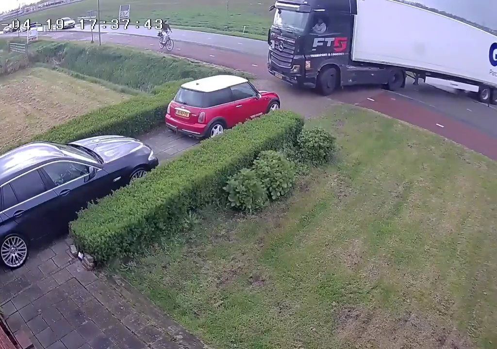 Die peinliche Umkehrung eines Lastwagens, der Fahrer gibt auf: Das Manöver wird von einem Passanten durchgeführt