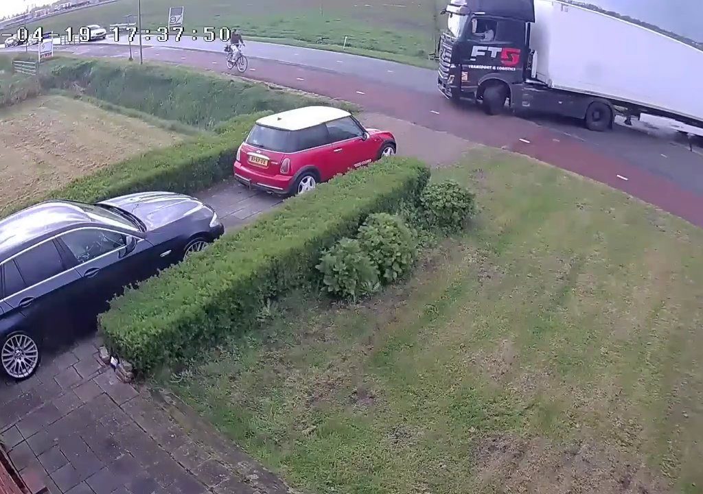 Die peinliche Umkehrung eines Lastwagens, der Fahrer gibt auf: Das Manöver wird von einem Passanten durchgeführt