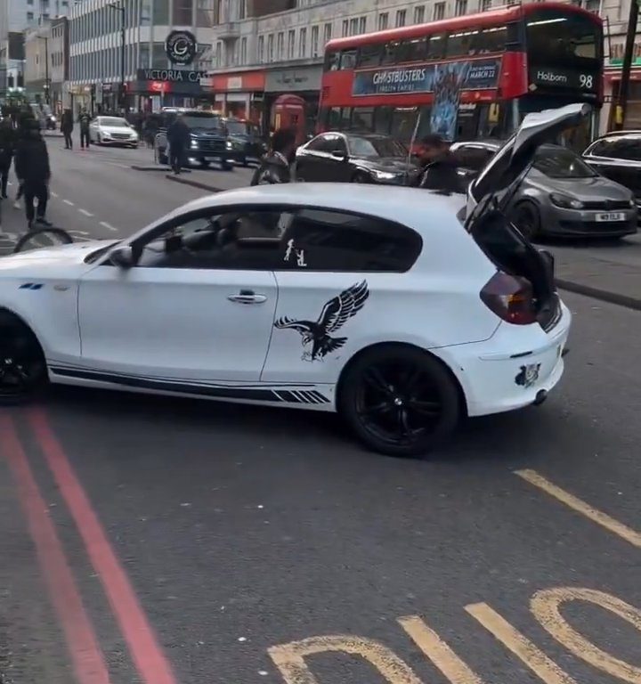 Lite stradale degenera, bici lanciata contro Bmw: autista scende e lo bastona