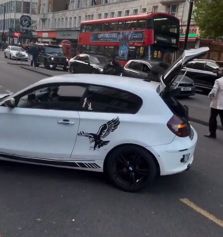 Lite stradale degenera, bici lanciata contro Bmw: autista scende e lo bastona