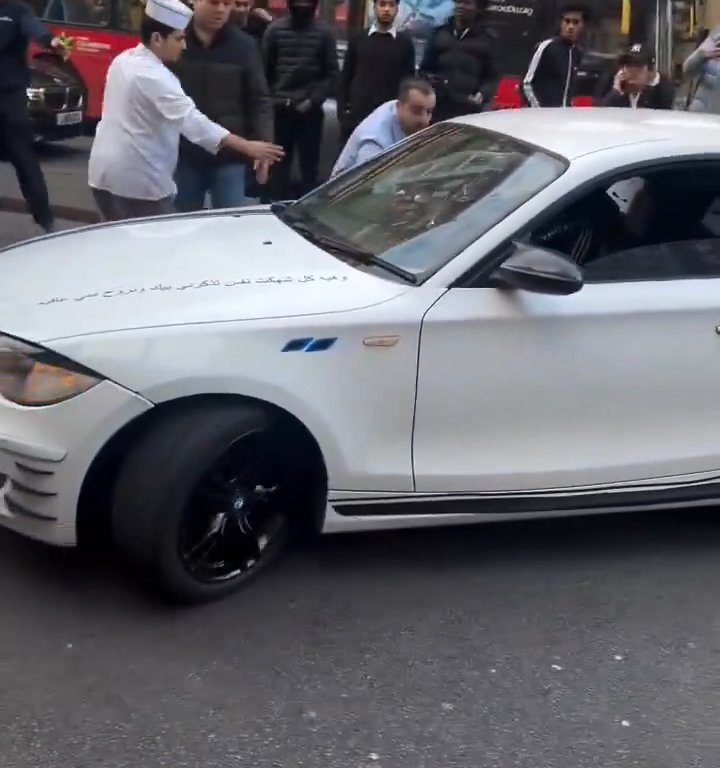 Lite stradale degenera, bici lanciata contro Bmw: autista scende e lo bastona