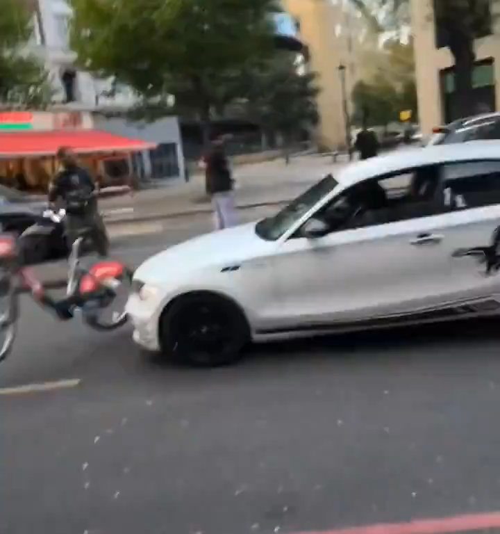 Lite stradale degenera, bici lanciata contro Bmw: autista scende e lo bastona