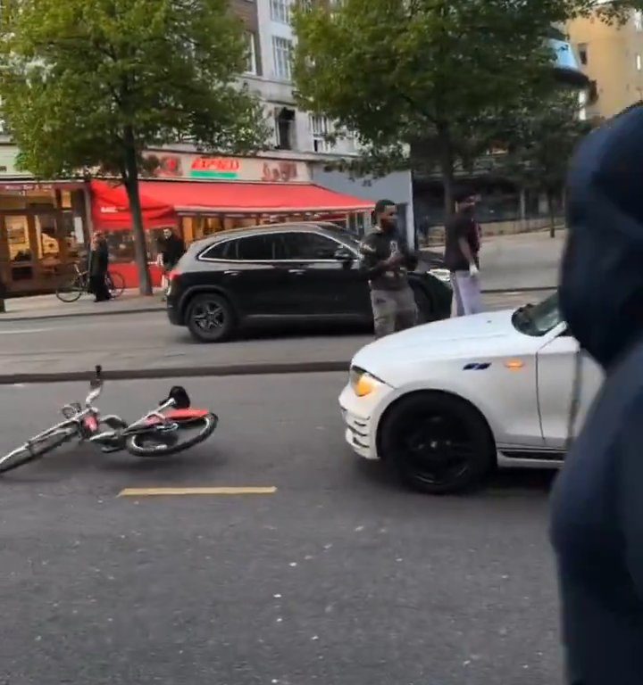 Lite stradale degenera, bici lanciata contro Bmw: autista scende e lo bastona