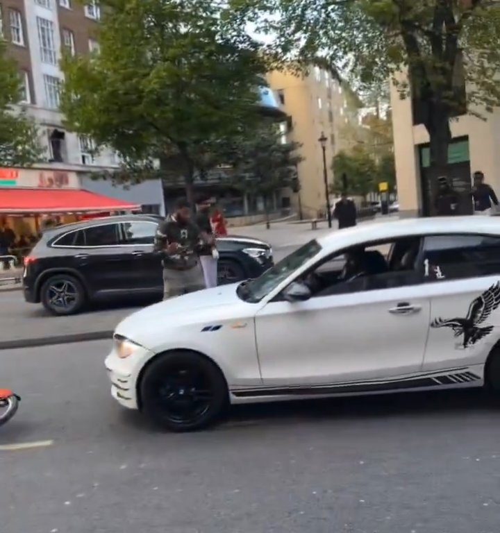 Lite stradale degenera, bici lanciata contro Bmw: autista scende e lo bastona