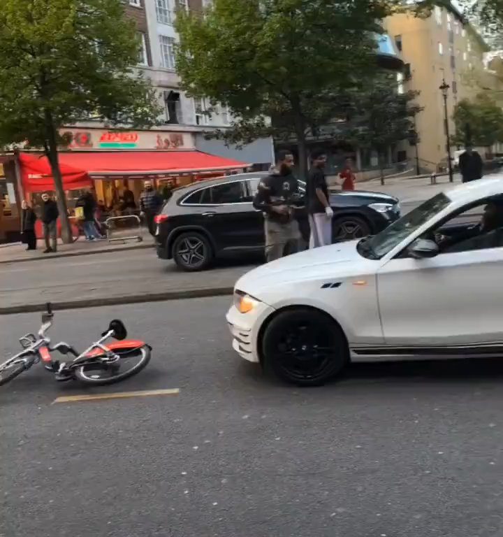 Lite stradale degenera, bici lanciata contro Bmw: autista scende e lo bastona