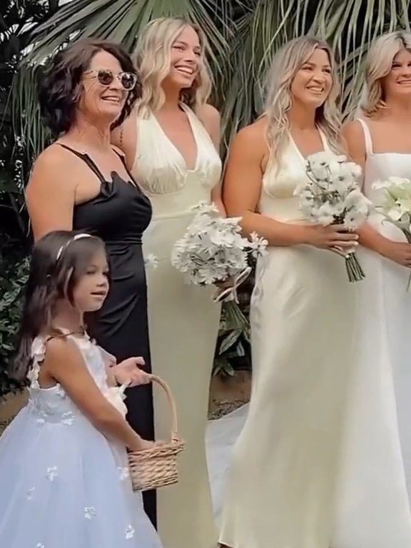 Margot Robbie con vestido blanco va al altar pero con su mejor amiga