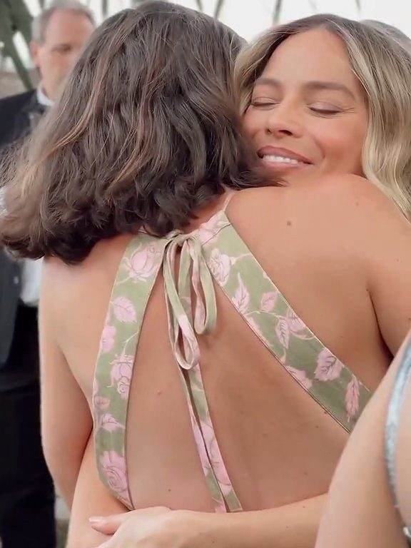 Margot Robbie con vestido blanco va al altar pero con su mejor amiga