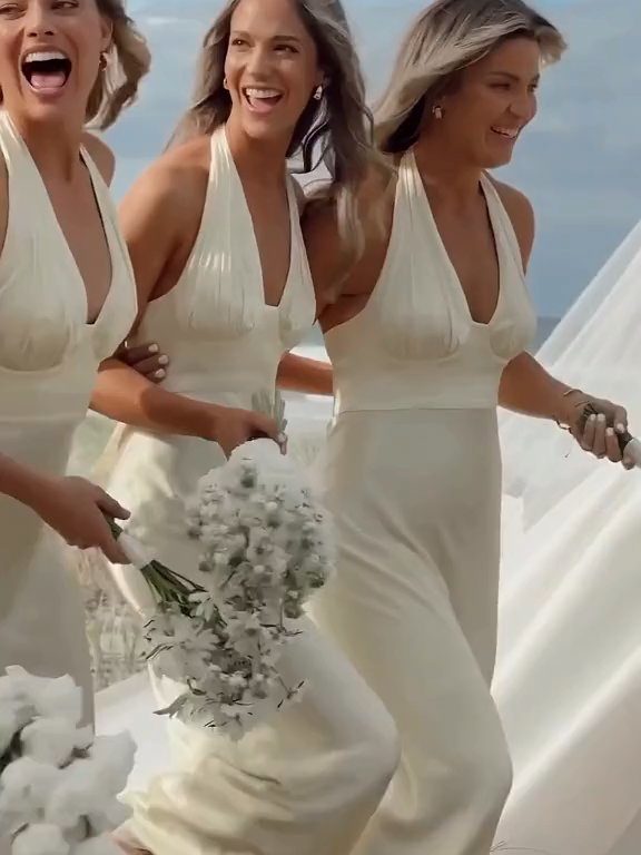 Margot Robbie con vestido blanco va al altar pero con su mejor amiga