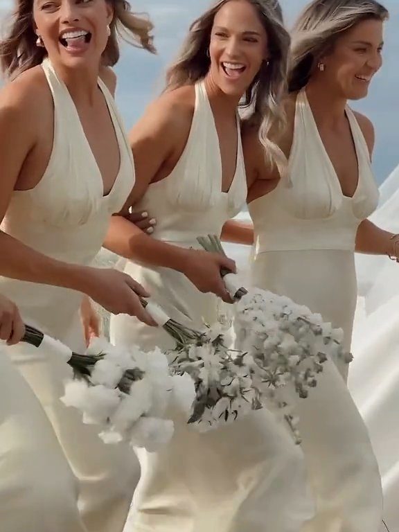 Margot Robbie con vestido blanco va al altar pero con su mejor amiga