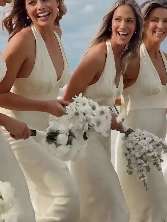 Margot Robbie con vestido blanco va al altar pero con su mejor amiga