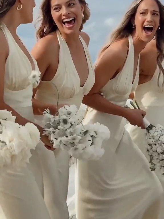 Margot Robbie con vestido blanco va al altar pero con su mejor amiga