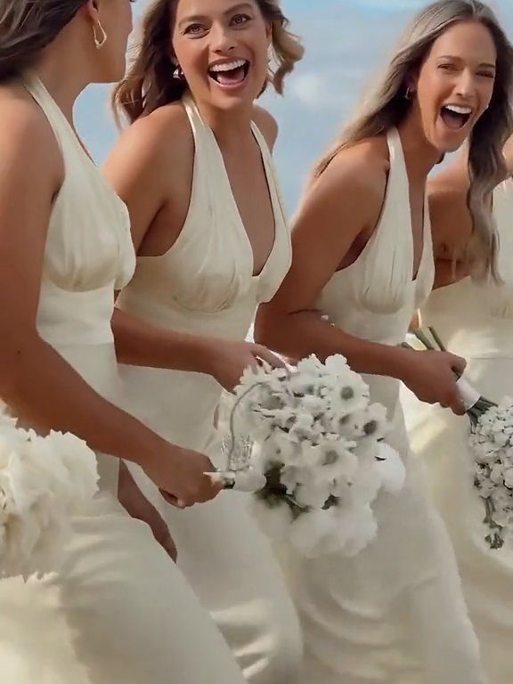 Margot Robbie con vestido blanco va al altar pero con su mejor amiga