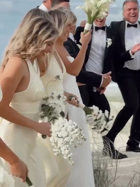 Margot Robbie con vestido blanco va al altar pero con su mejor amiga