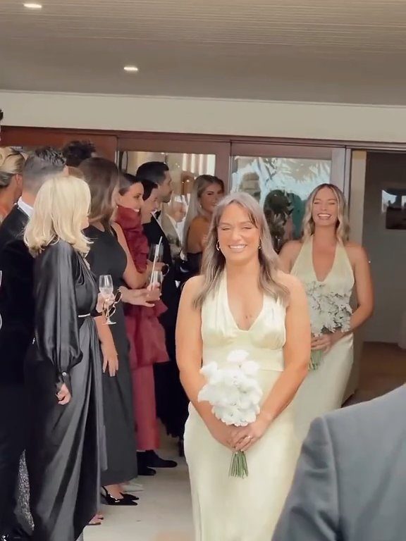 Margot Robbie con vestido blanco va al altar pero con su mejor amiga