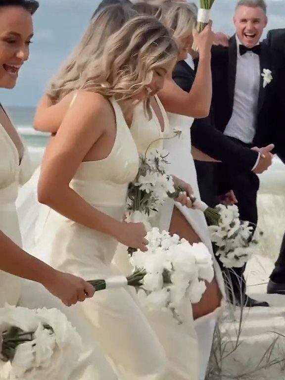 Margot Robbie con vestido blanco va al altar pero con su mejor amiga