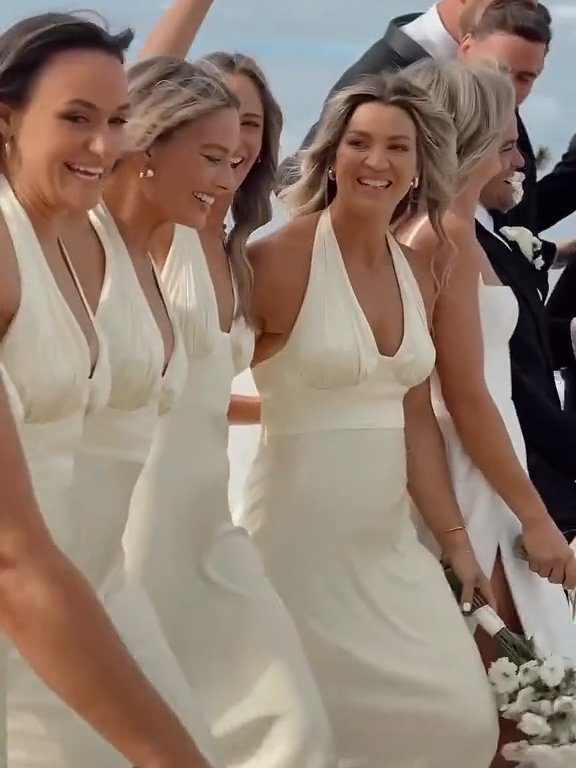 Margot Robbie con vestido blanco va al altar pero con su mejor amiga