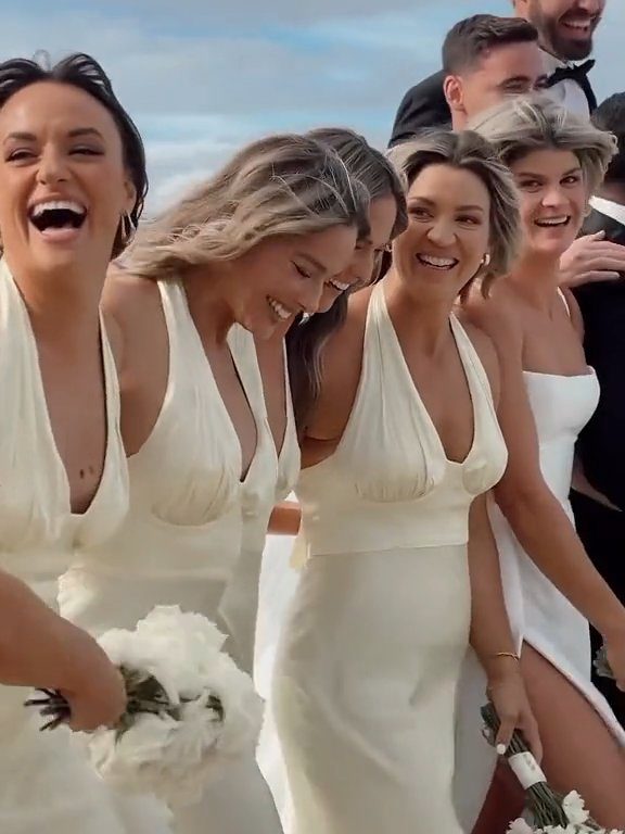 Margot Robbie con vestido blanco va al altar pero con su mejor amiga