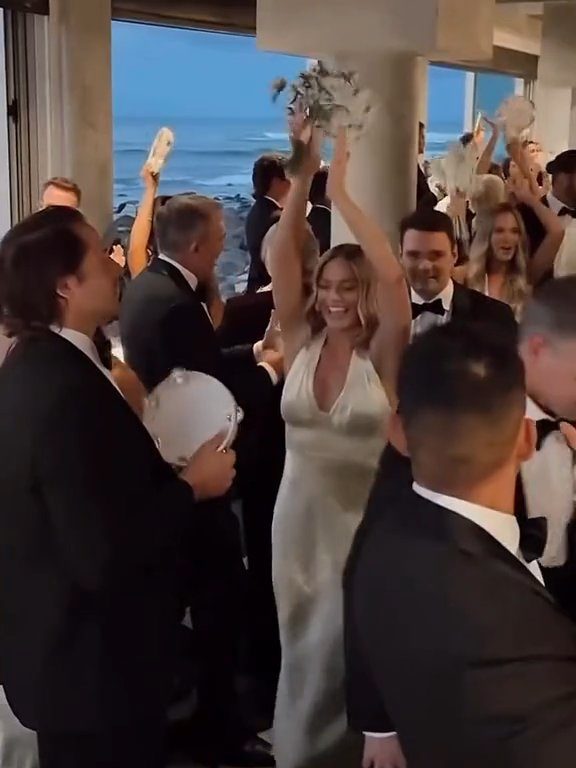 Margot Robbie in abito bianco va all'altare ma con la sua migliore amica