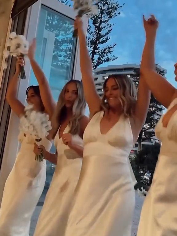 Margot Robbie con vestido blanco va al altar pero con su mejor amiga