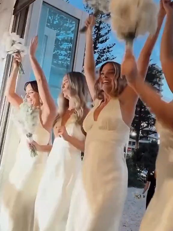 Margot Robbie in abito bianco va all'altare ma con la sua migliore amica