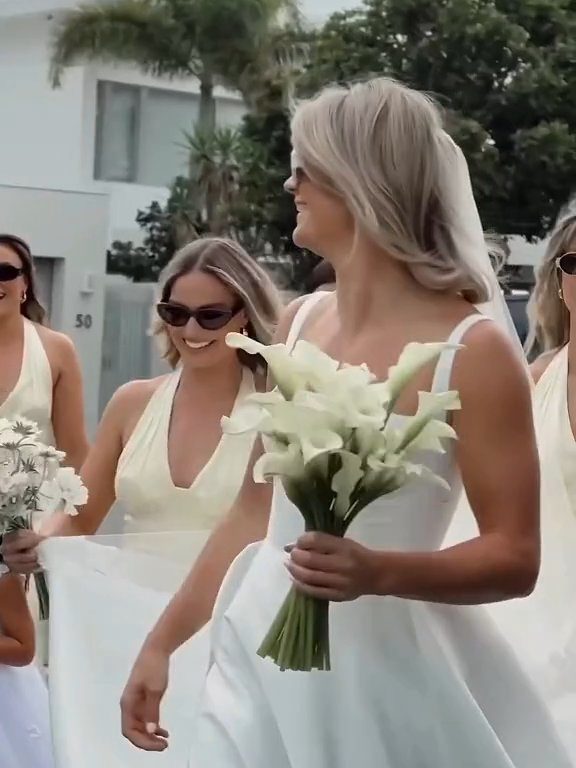 Margot Robbie con vestido blanco va al altar pero con su mejor amiga